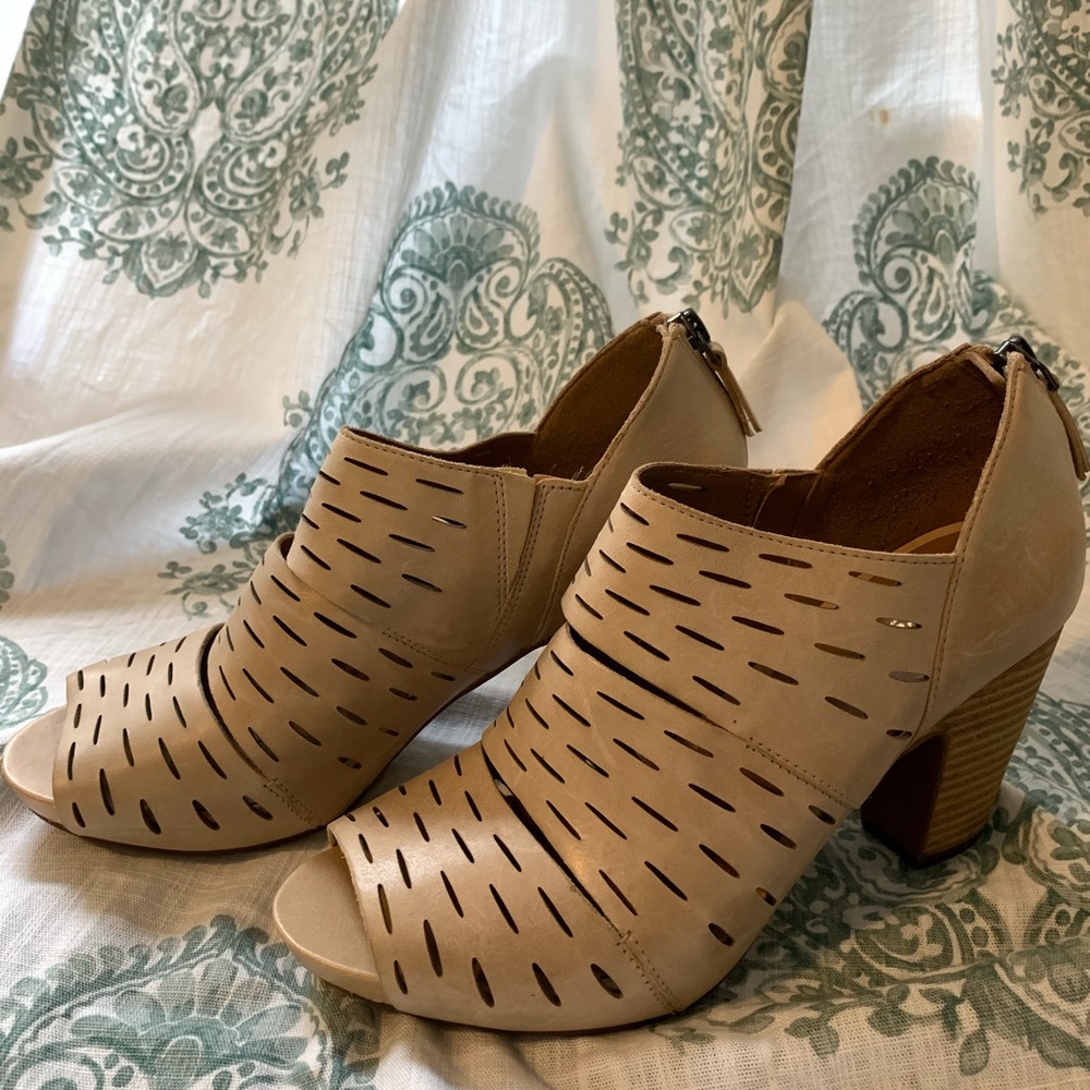 Clarks Artisan perforated peep toe heels 8 leather